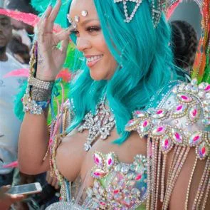 Rihanna naeratades seksikas kostüümis