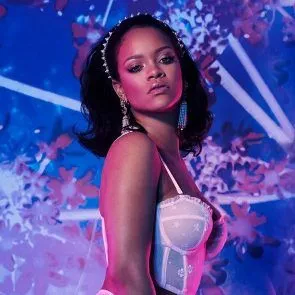 Rihanna seksikas valges korsetis