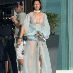 rihanna meeskonnaga, kes filmib malibus