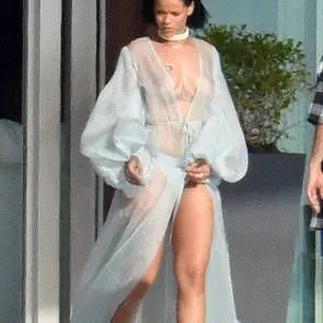 rihanna topless maja ees