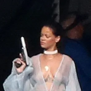rihanna mängib relvaga komplektis