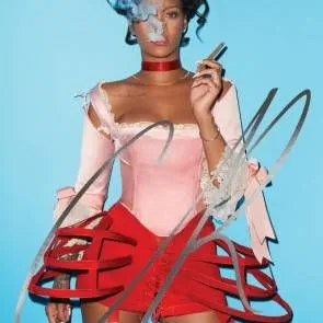 Rihanna seksikas punases ja roosas kleidis