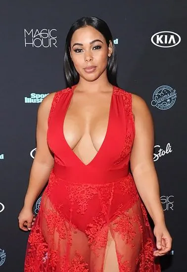 Seios de Tabria Majors em decote