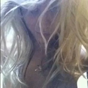 فرقة Kaley Cuoco عاريات فوق الكاميرا