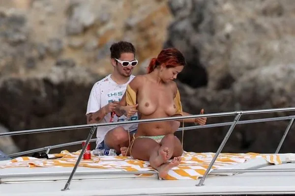 Rita Ora de topless
