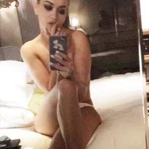 Selfie de espelho nua de Rita Ora
