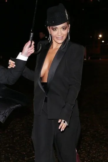Seios sexy de Rita Ora