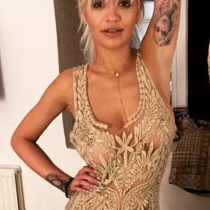 Rita Ora peitos nus em camisa transparente