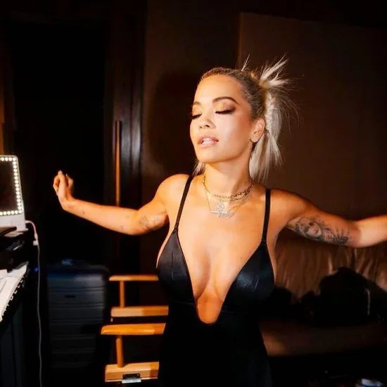 Decote Rita Ora