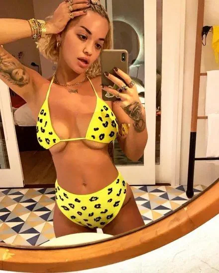 Rita Ora selfie sexy de biquíni