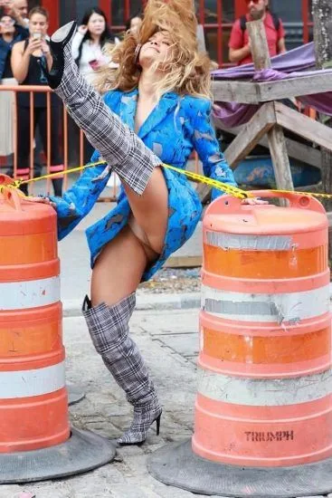 Rita Ora, saia para cima com perna para cima