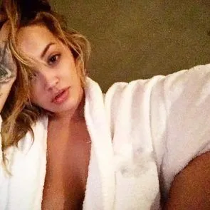 Rita Ora nua após o banho