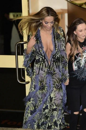 Decote sexy de Rita Ora