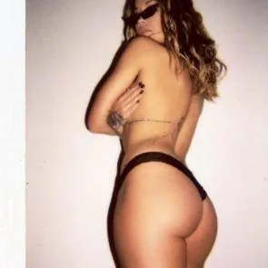 Rita Ora nua em tangas pretas