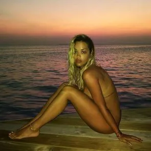 Rita Ora nua no pôr do sol