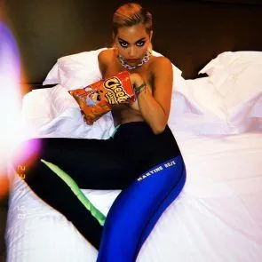 Rita Ora de topless