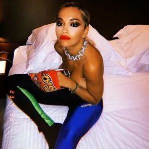 Rita Ora de topless na cama