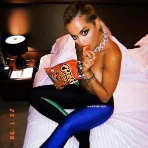 Rita Ora nua na cama