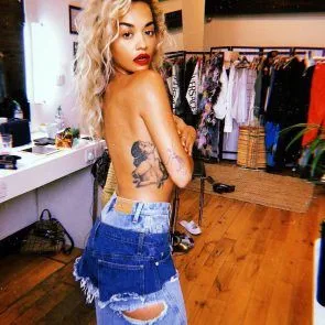Rita Ora nua e coberta