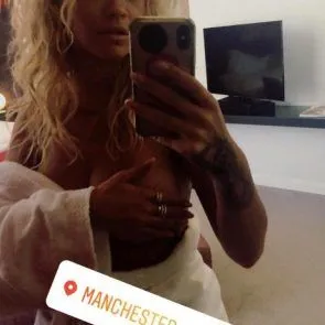 Rita Ora de topless na história do instagram