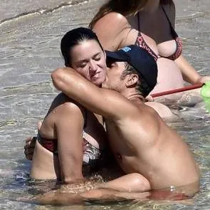 ケイティ・ペリーが首にキスをした