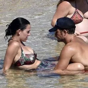 水中で触れられているケイティ・ペリー