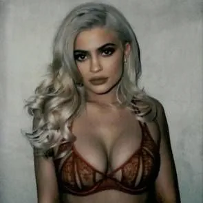 Kylie Jenner tepelringen in doorschijnende lingerie