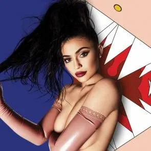Kylie Jenner houdt haar tieten topless vast met handen