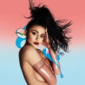 Kylie Jenner topless maar gedekt voor complex tijdschrift
