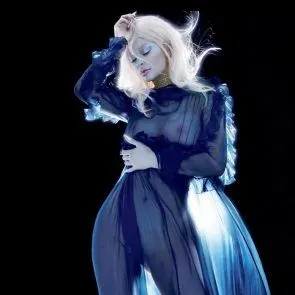 Kylie Jenner naakt onder dunne stof