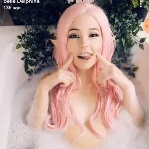 Belle Delphine nahá prsa