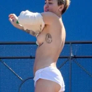 Miley Cyrus di teras dengan fitur payudara telanjang