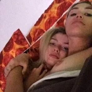 Miley Cyrus telanjang dengan Stella Maxwell