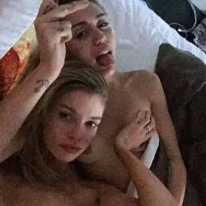 Miley Cyrus telanjang di tempat tidur