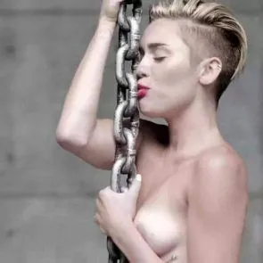 Payudara telanjang Miley Cyrus