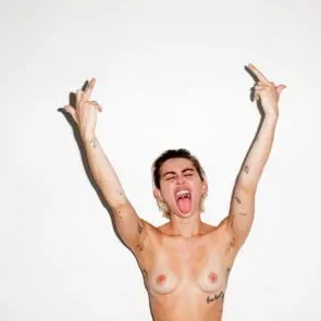 Payudara Miley Cyrus