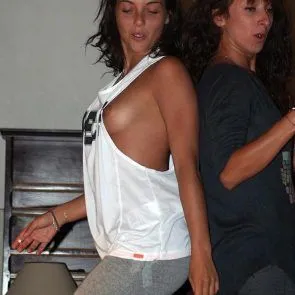 Priscilla Betti tissit vuotaneessa kuvassa