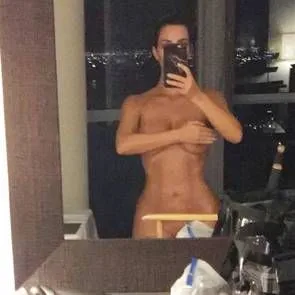 Кім Кардашьян прикриває сиськи рукою