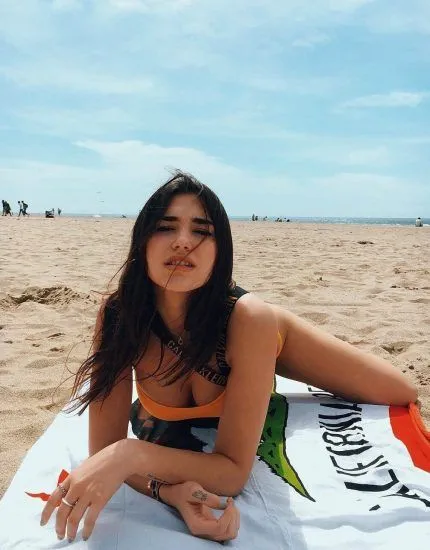 dua lipa gros seins en bikini décolleté