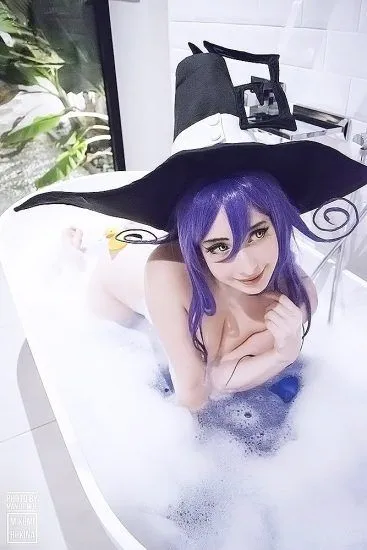 Mikomi Hokina nackt in der Badewanne