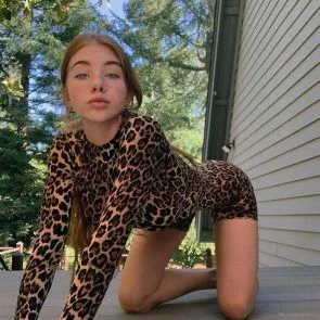 Кокосова Кіті оголена з леопардовим принтом