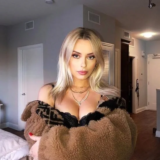 Corinna hlava sexy prsia