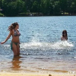 מיקי ג'יימס בביקיני