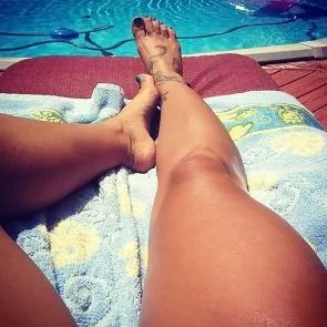 מיקי ג'יימס רגליים ארוכות לוהטות