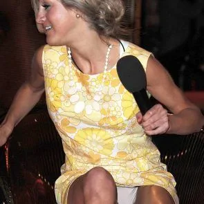 Nikki Grahame under kjolen