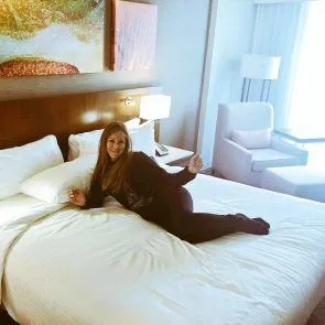 Nikki Grahame på sängen