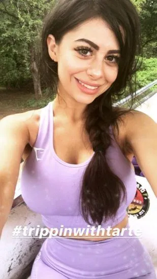 azzyland veľké prsia