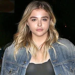 كلوي غريس موريتز الثدي في انظر من خلال