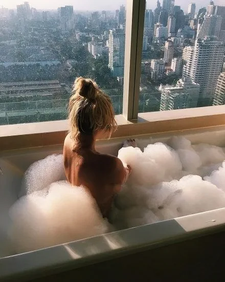 Anastasia Karanikolaou nahá vo vani