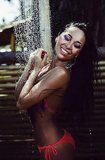 Η Katya Jones γυμνή ντους